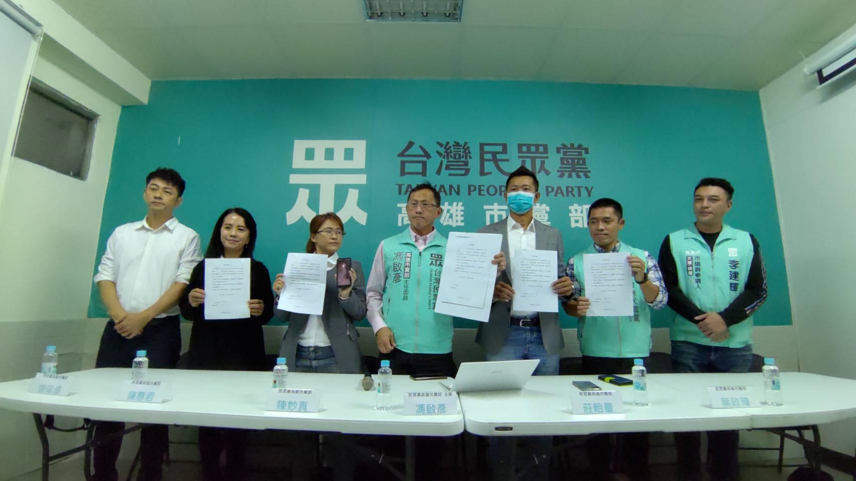 民眾黨高市黨部主委馮啟彥（中）說明切結事件始末。王吟芳攝 