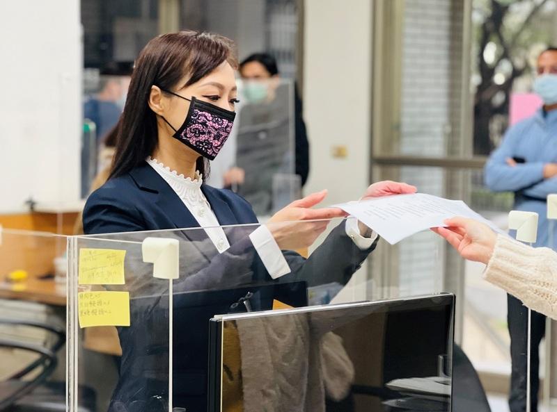 周曉芸 14日到金門地方法院對4名同選區當選議員提起當選無效之訴。周曉芸提供