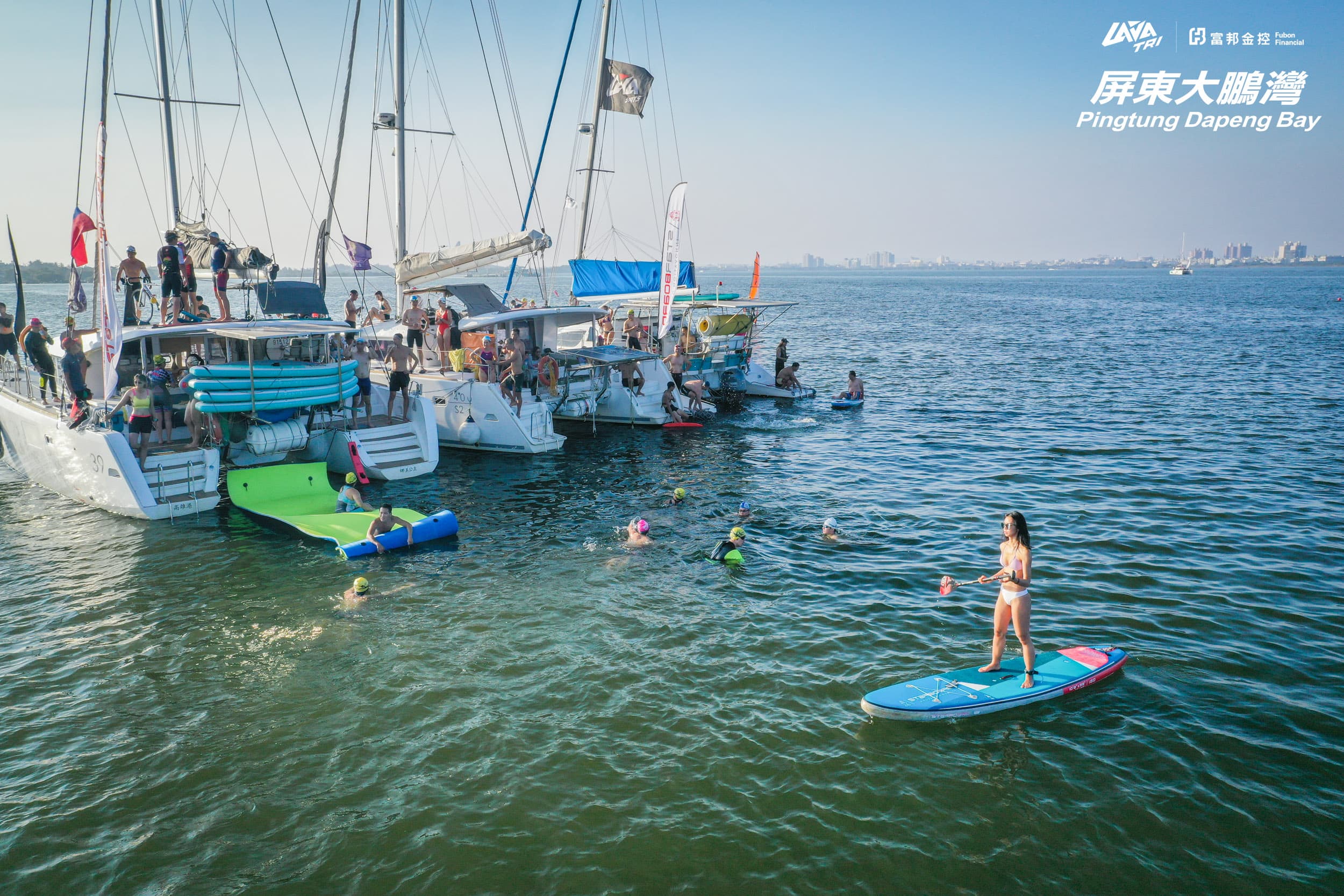 大鵬灣區內重型帆船運動,效法 IRONMAN 世界錦標賽 KONA 的「Coffee Boat(咖啡船)」活動」讓選手試游游泳賽道時,游到帆船上喝一杯咖啡、吃一塊牛排。圖片來源:LAVA台灣鐵人三項公司