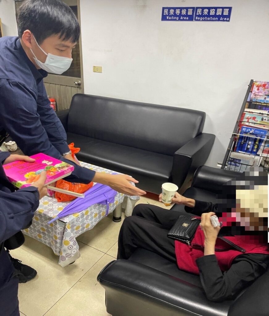三多派出所警員李嘉偉、黃宇謙等二員協助老婦返家