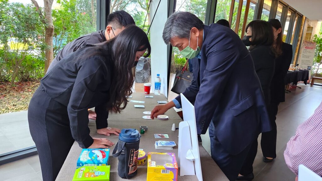 台中市衛生局長曾梓展參與攤位上的闖關桌遊體驗。（圖/陳惠玲攝影）