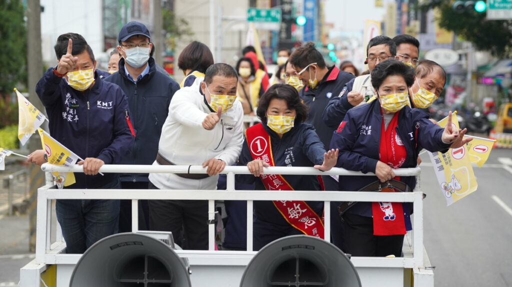 嘉義市長候選人黃敏惠今（14）日下午的車隊掃街也迎來明星級的新北市長侯友宜，以及嘉義的女兒立委溫玉霞