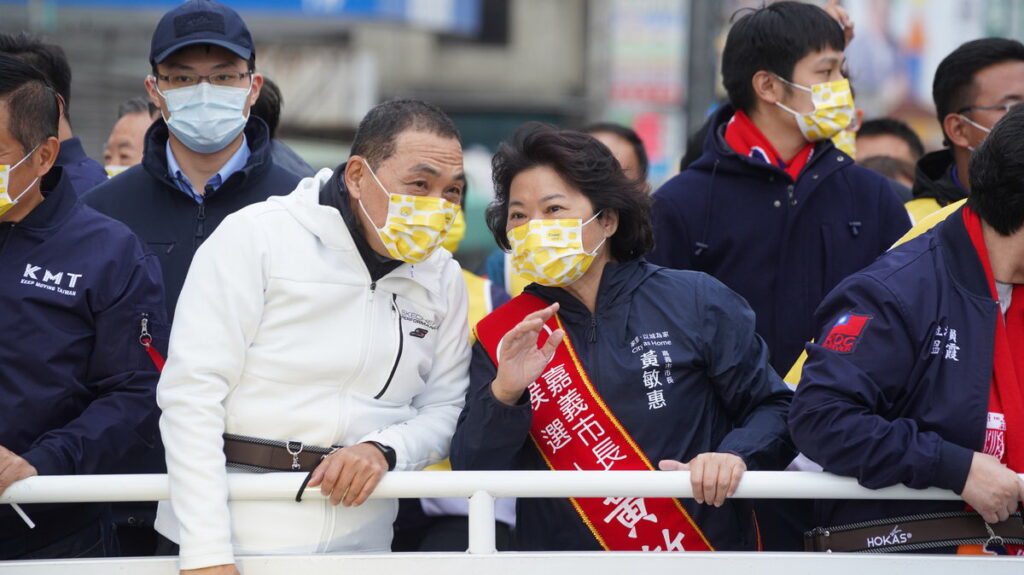 嘉義市長候選人黃敏惠今（14）日下午的車隊掃街也迎來明星級的新北市長侯友宜，以及嘉義的女兒立委溫玉霞