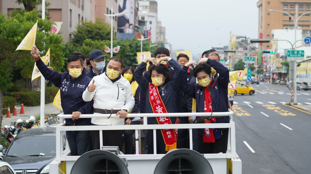嘉義市長候選人黃敏惠今（14）日下午的車隊掃街也迎來明星級的新北市長侯友宜，以及嘉義的女兒立委溫玉霞