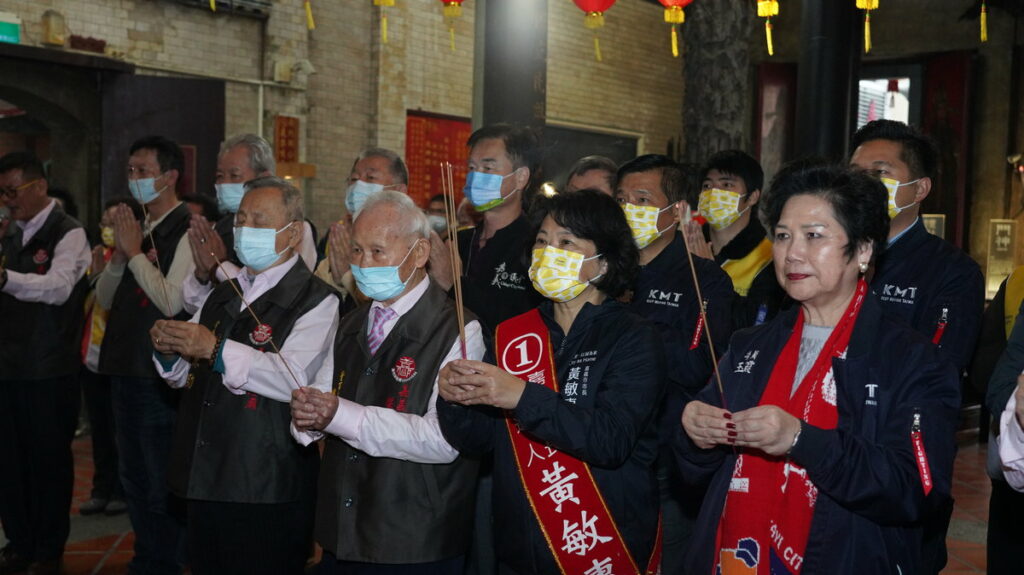 嘉義市長候選人黃敏惠今（14）日下午的車隊掃街也迎來明星級的新北市長侯友宜，以及嘉義的女兒立委溫玉霞