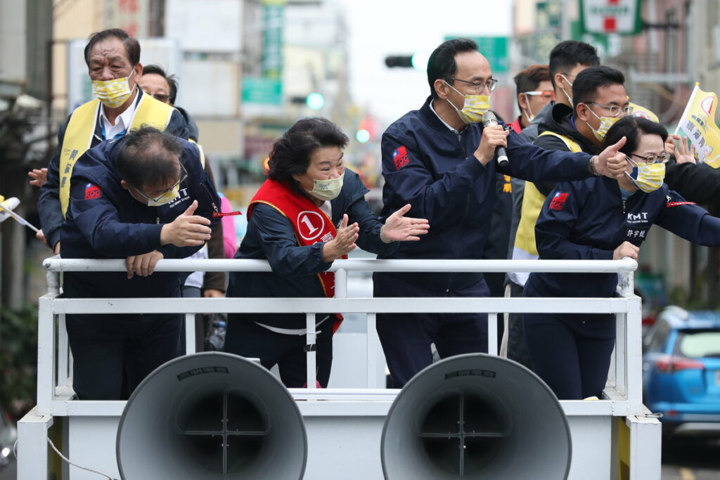 國民黨主席朱立倫也親自南下,與立委李德維、組發會主委許宇甄、國民黨副秘書長江俊霆陪同黃敏惠車掃