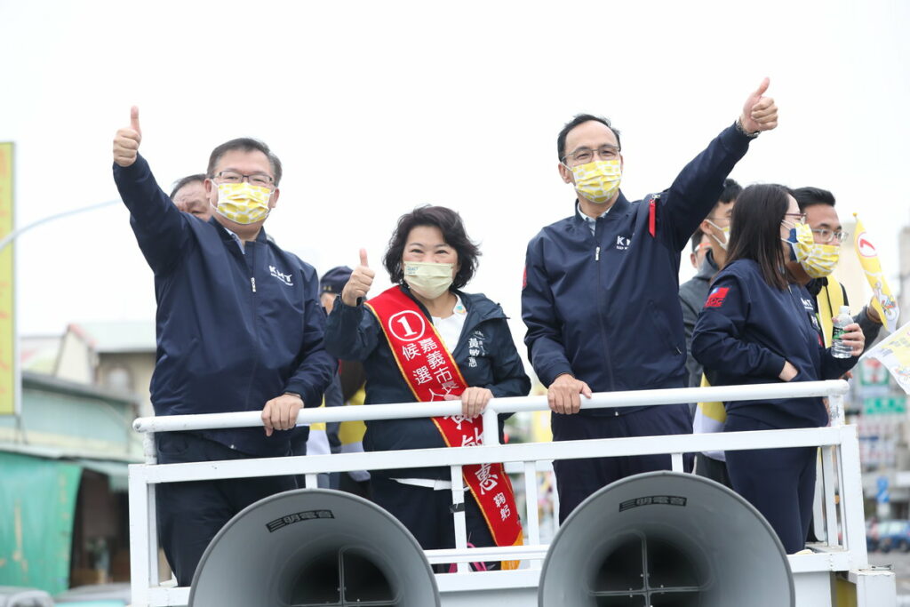 國民黨主席朱立倫也親自南下,與立委李德維、組發會主委許宇甄、國民黨副秘書長江俊霆陪同黃敏惠車掃