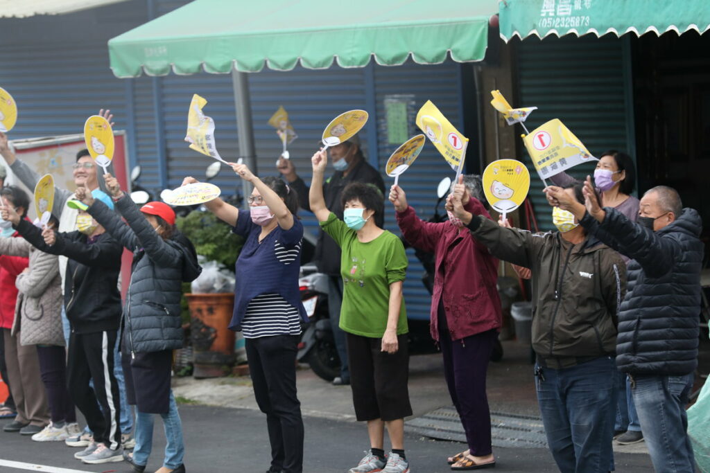 國民黨主席朱立倫也親自南下,與立委李德維、組發會主委許宇甄、國民黨副秘書長江俊霆陪同黃敏惠車掃