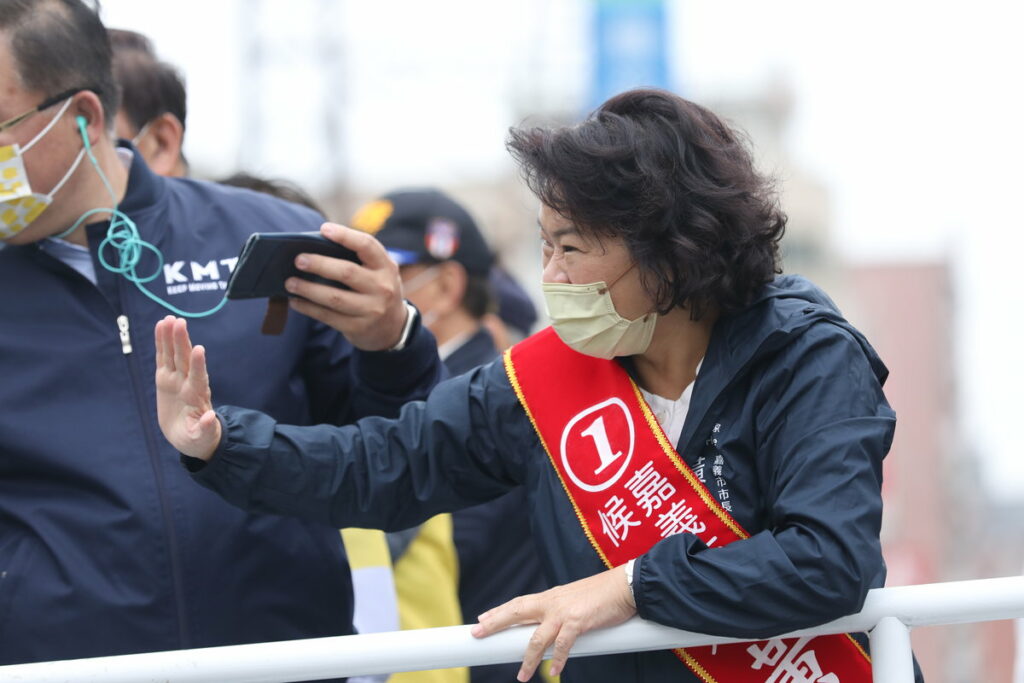 國民黨主席朱立倫也親自南下,與立委李德維、組發會主委許宇甄、國民黨副秘書長江俊霆陪同黃敏惠車掃
