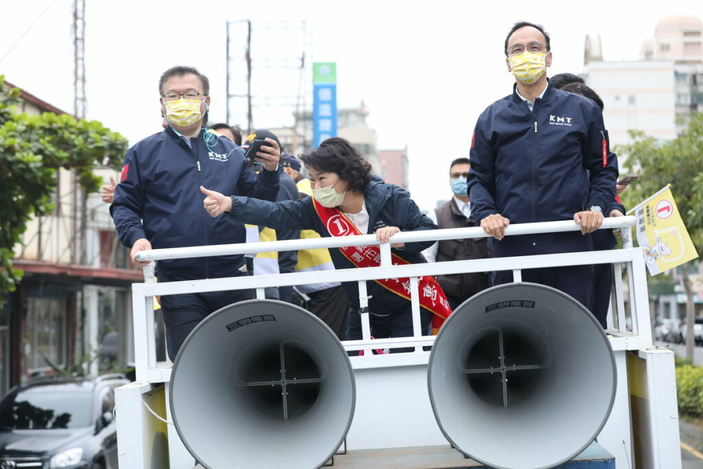 國民黨主席朱立倫也親自南下,與立委李德維、組發會主委許宇甄、國民黨副秘書長江俊霆陪同黃敏惠車掃