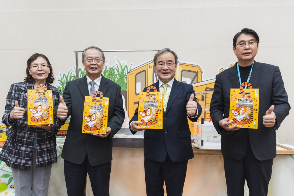 左起國立中興大學段淑人主任、台灣糖業股份有限公司蔡東霖副總經理、行政院農業委員會農糧署胡忠一署長、財團法人中衛發展中心林進財總經理,手持記者會限定福虎禮盒,共同推廣產銷履歷驗證黑糖。