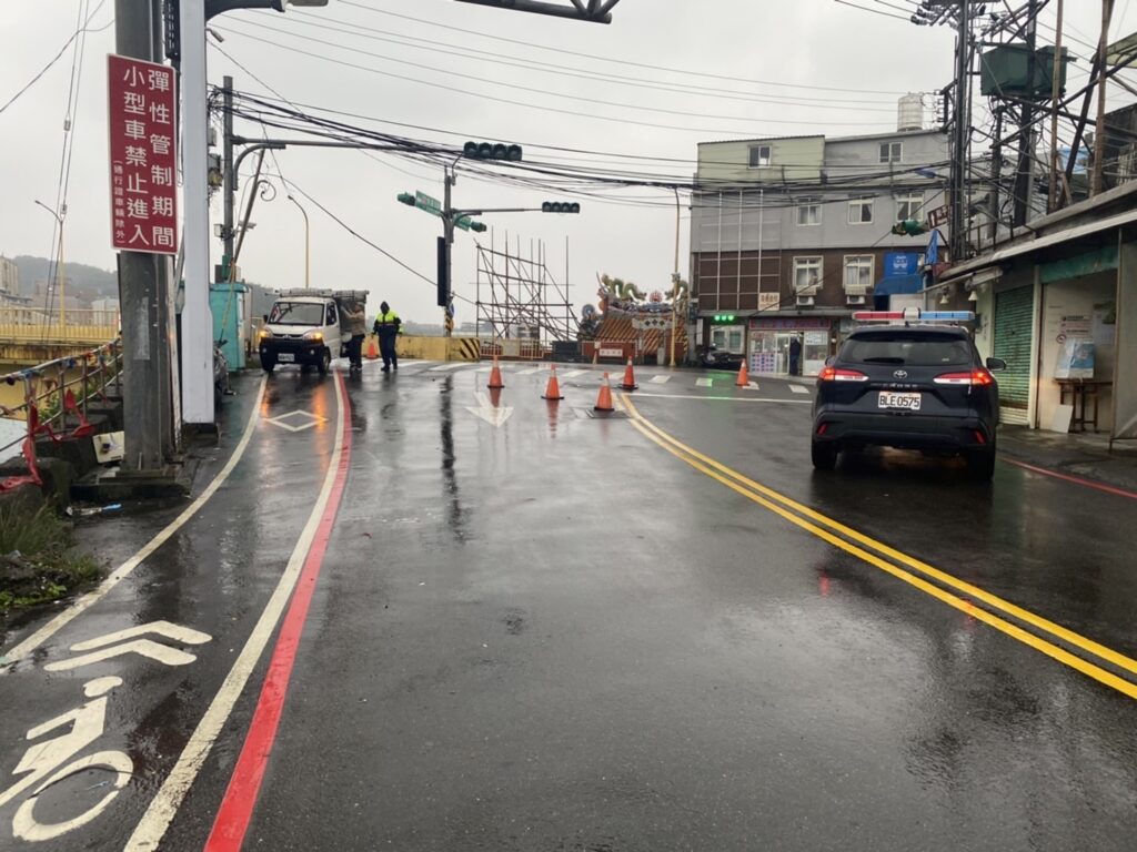 員警冒雨指揮,防止意外。