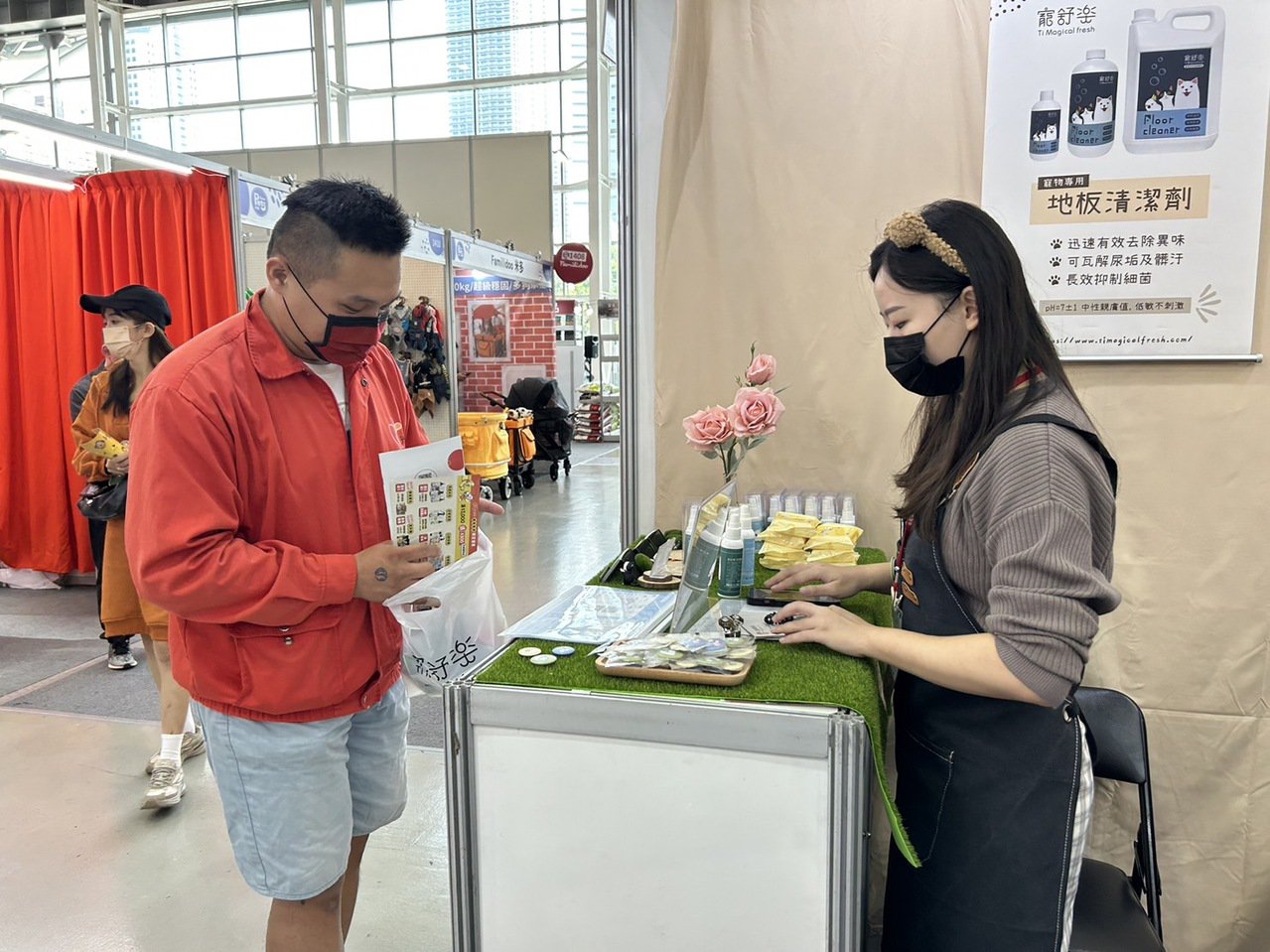 寵舒樂清潔用品在高雄寵物用品展上,吸引不少民眾佇足參觀。業者提供