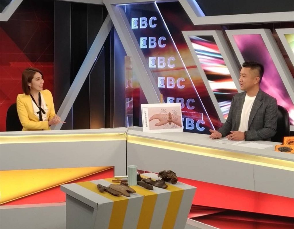 圖：郭檜木日前上東森財經新聞分享表示，沉香並不是一種木頭，而是一類特殊的香樹「結」出的，混合了油脂和木質成分的固態凝聚物。(圖/郭檜木提供)