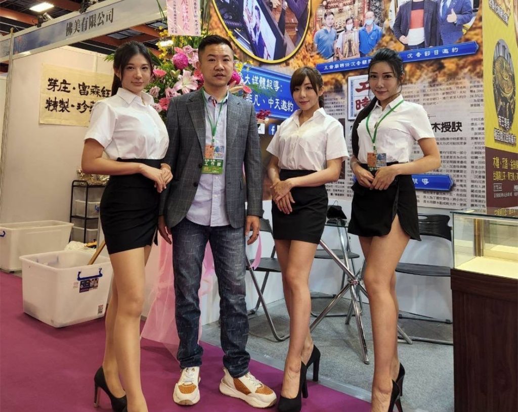 圖：郭檜木參加世貿展覽，分享專業沉香資訊。(圖/郭檜木提供)