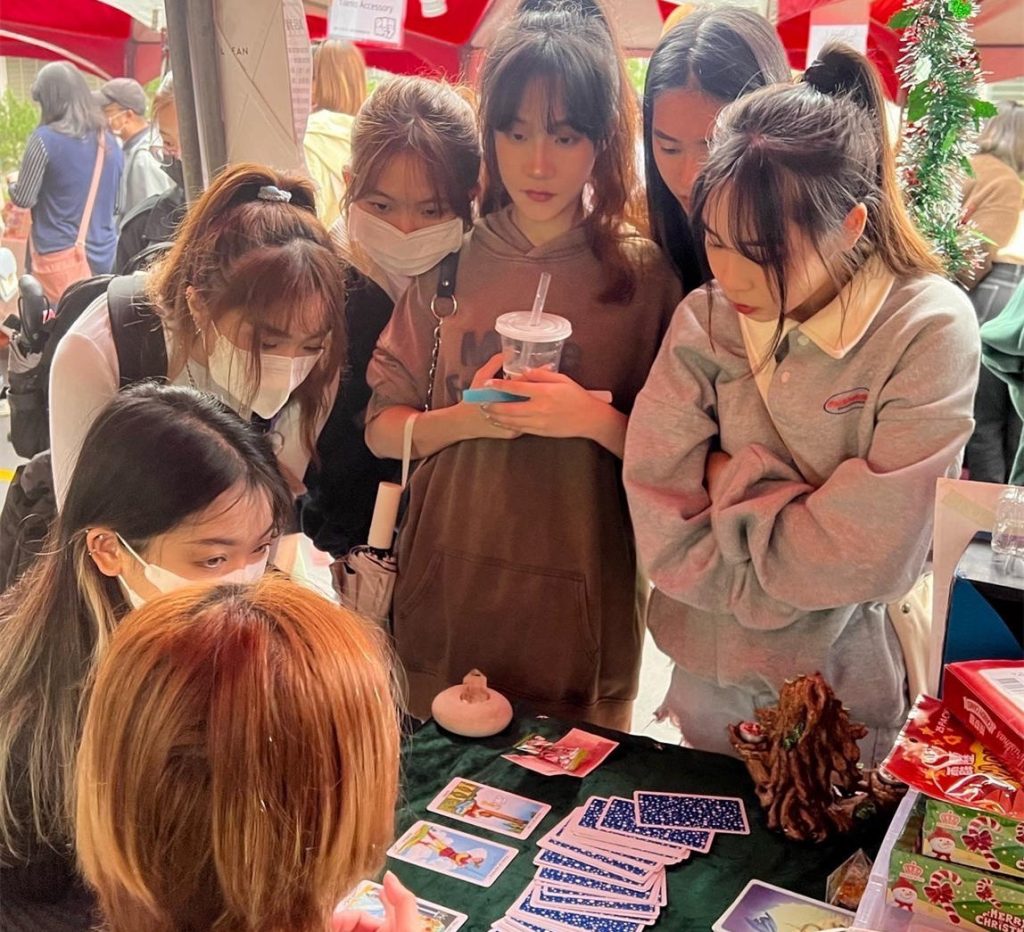 圖:日前「太陽神塔羅」前進入校園,學生紛紛評論高達4.9顆星評論。(圖/太陽神塔羅提供)