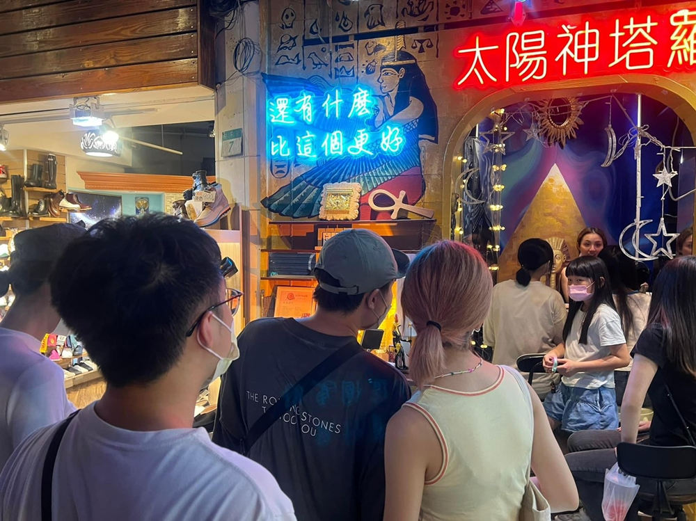 圖:太陽神塔羅開幕就造成排隊熱潮,民眾前往前應先預約。(圖/太陽神塔羅提供)