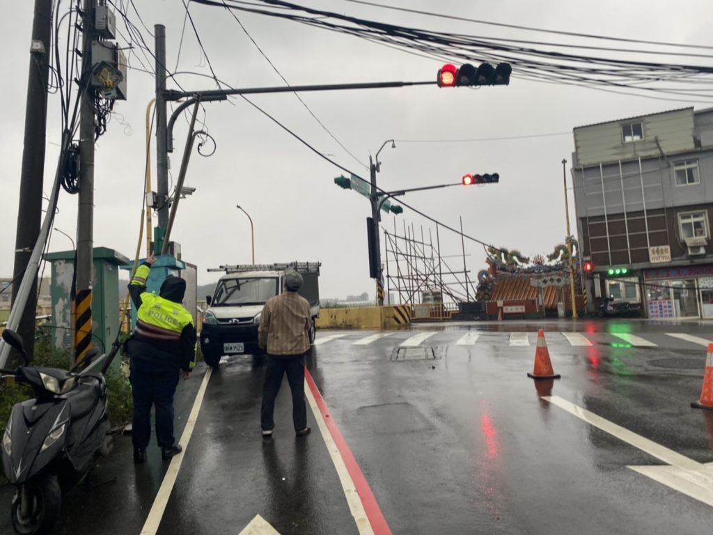 員警冒雨指揮,防止意外。