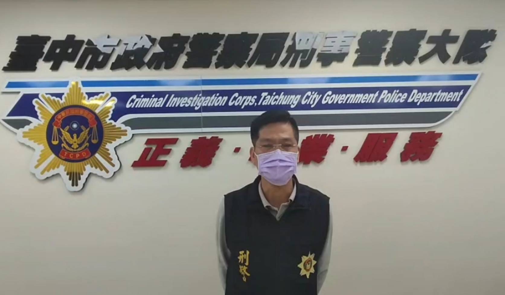 中市刑大偵六隊長楊志源說明相關案情。(圖/記者林㤈輝翻攝) 