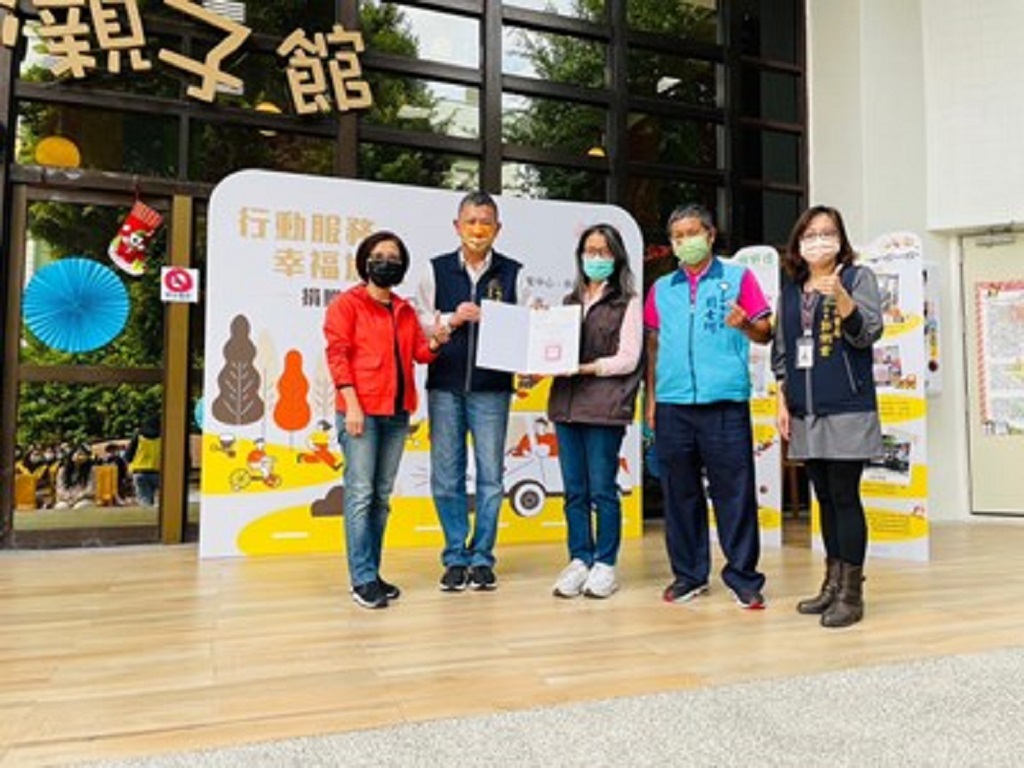 中市府社會局長彭懷真頒贈感謝狀給鄉野情戶外休閒專業中心。(圖/記者林㤈輝翻攝)
