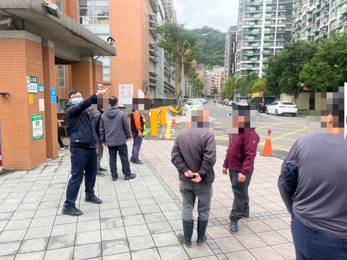 中和警與福德宮人員會勘。(記者徐煜勝翻攝)