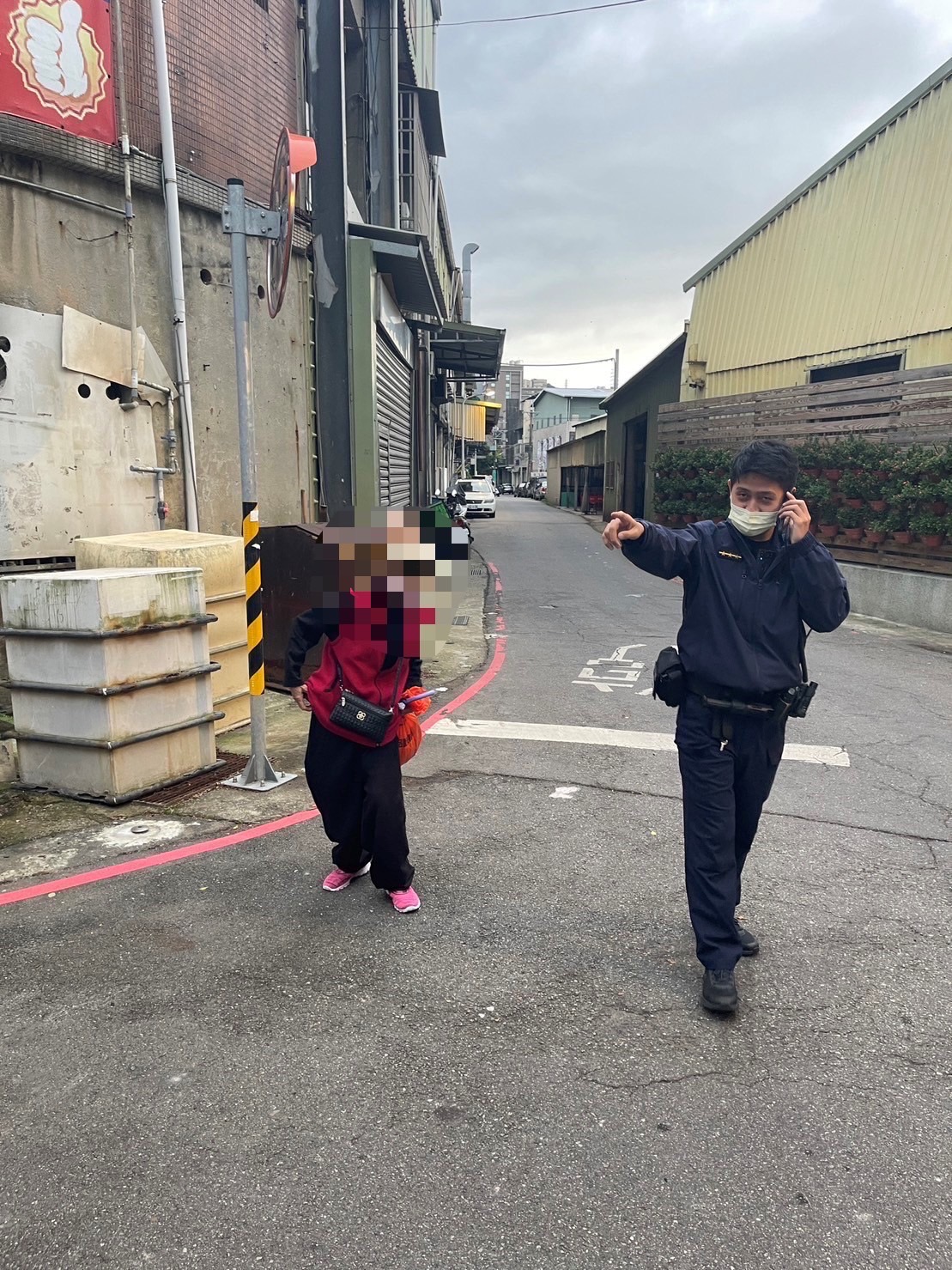 樹林警協助老婦返家。(記者徐煜勝翻攝)