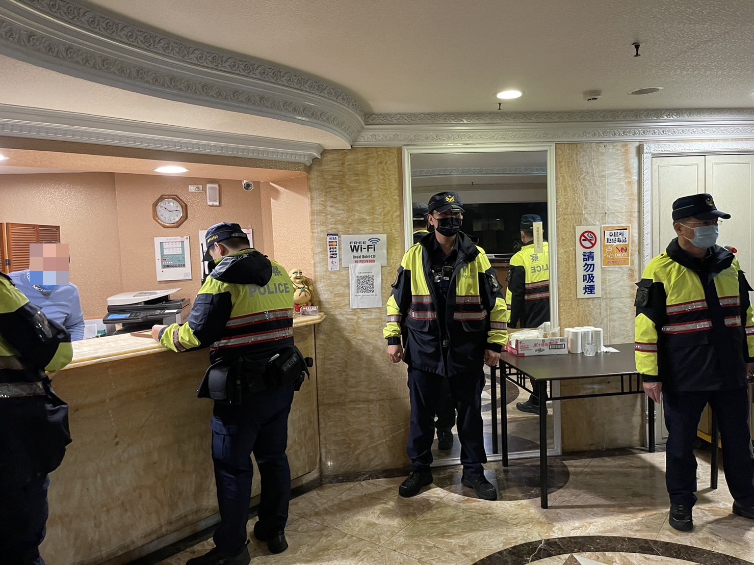 板橋警針對轄區犯罪熱點進行掃蕩。(記者戴昱弘翻攝)