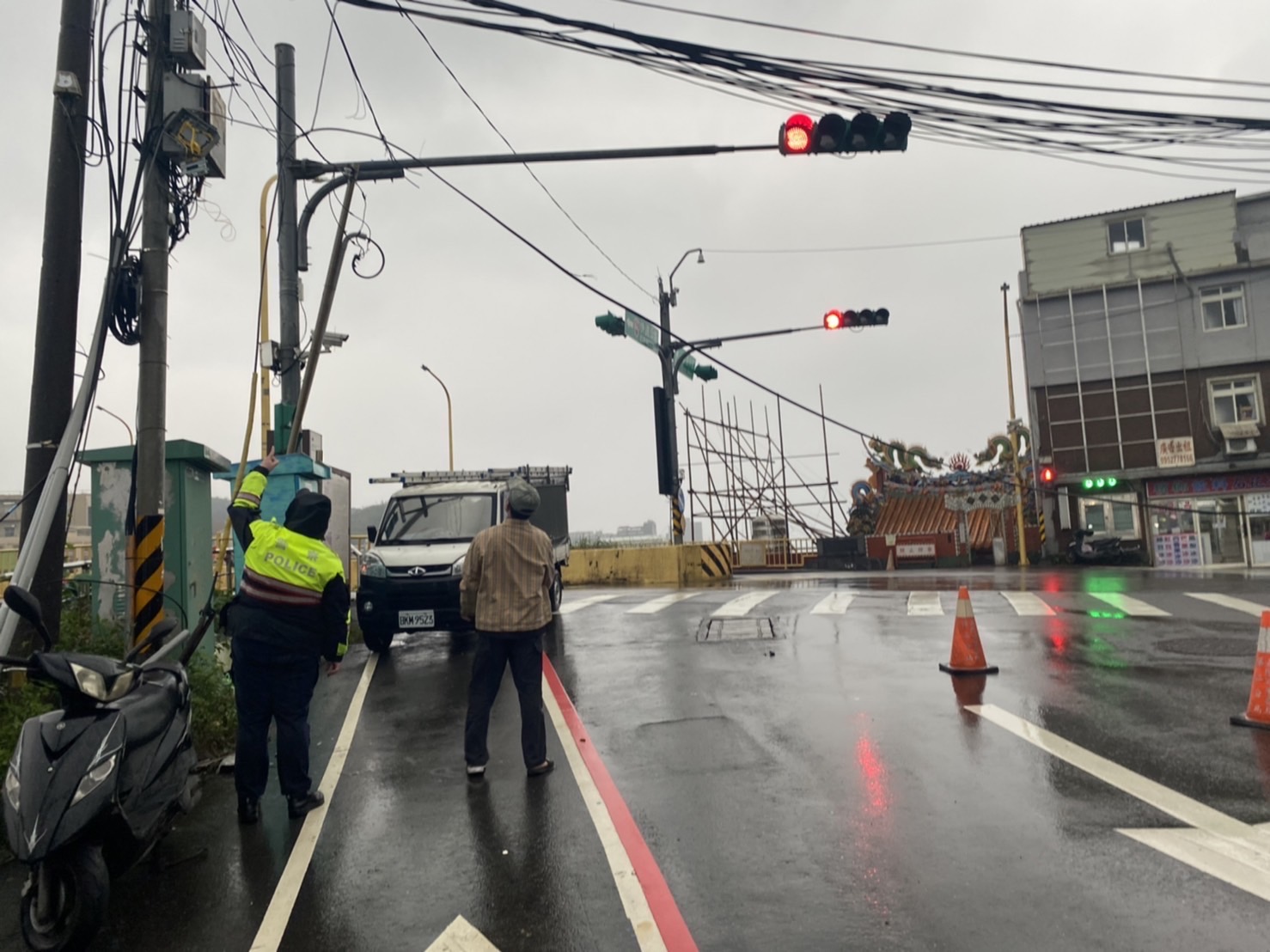 員警冒雨指揮,防止意外。