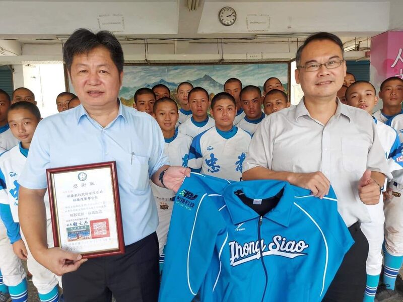 漾新聞|寒流來襲 忠孝國中棒球隊獲前會長捐贈羽絨運動外套 讓選手保暖又暖心