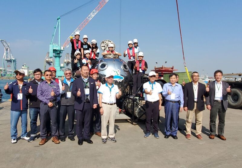 漾新聞|實海自駕成功 校長鄭英耀體驗中山大學MIT迷你潛艇高港水下航行超感動