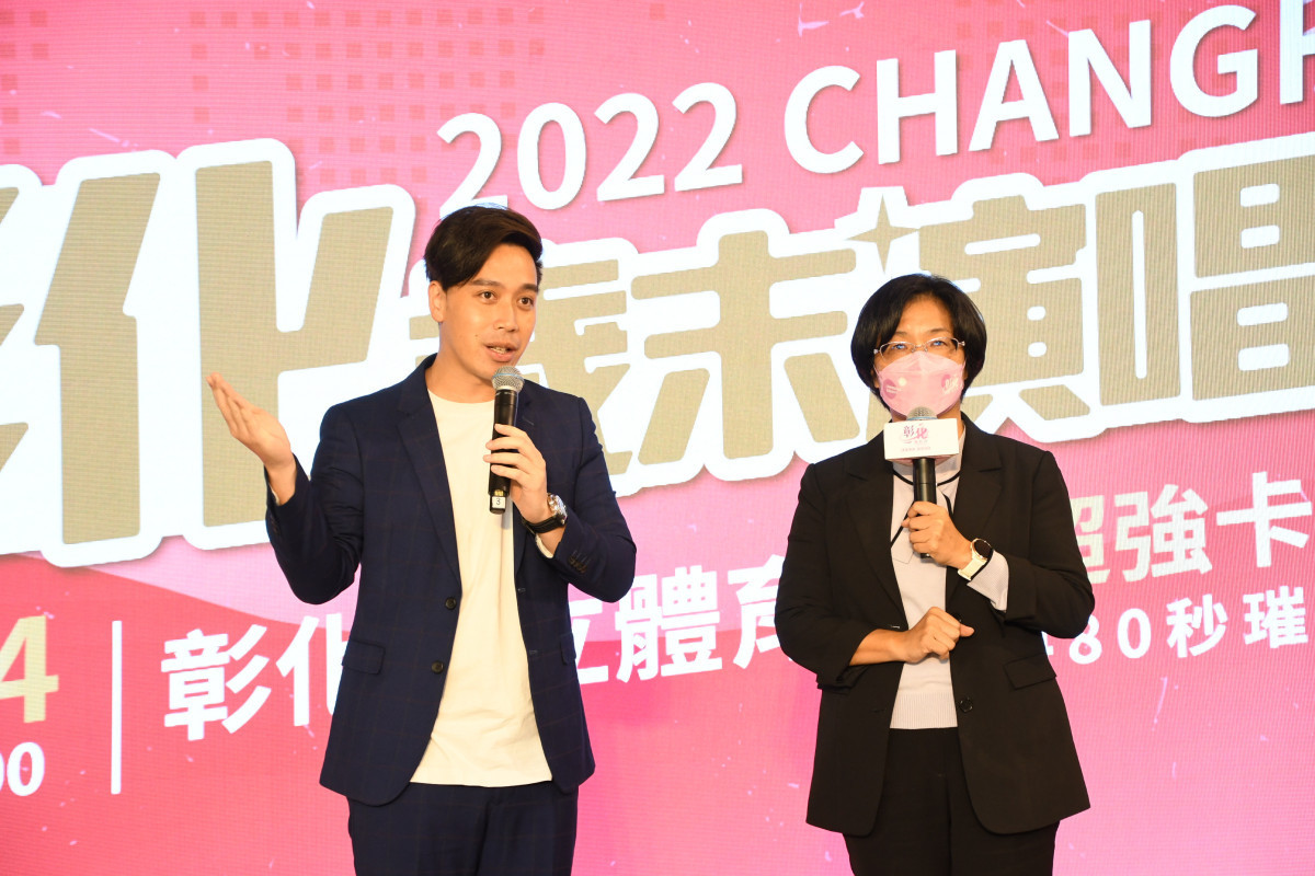 歲末晚會縣長王惠美與活動主持人無尊。圖/記者鄧富珍攝