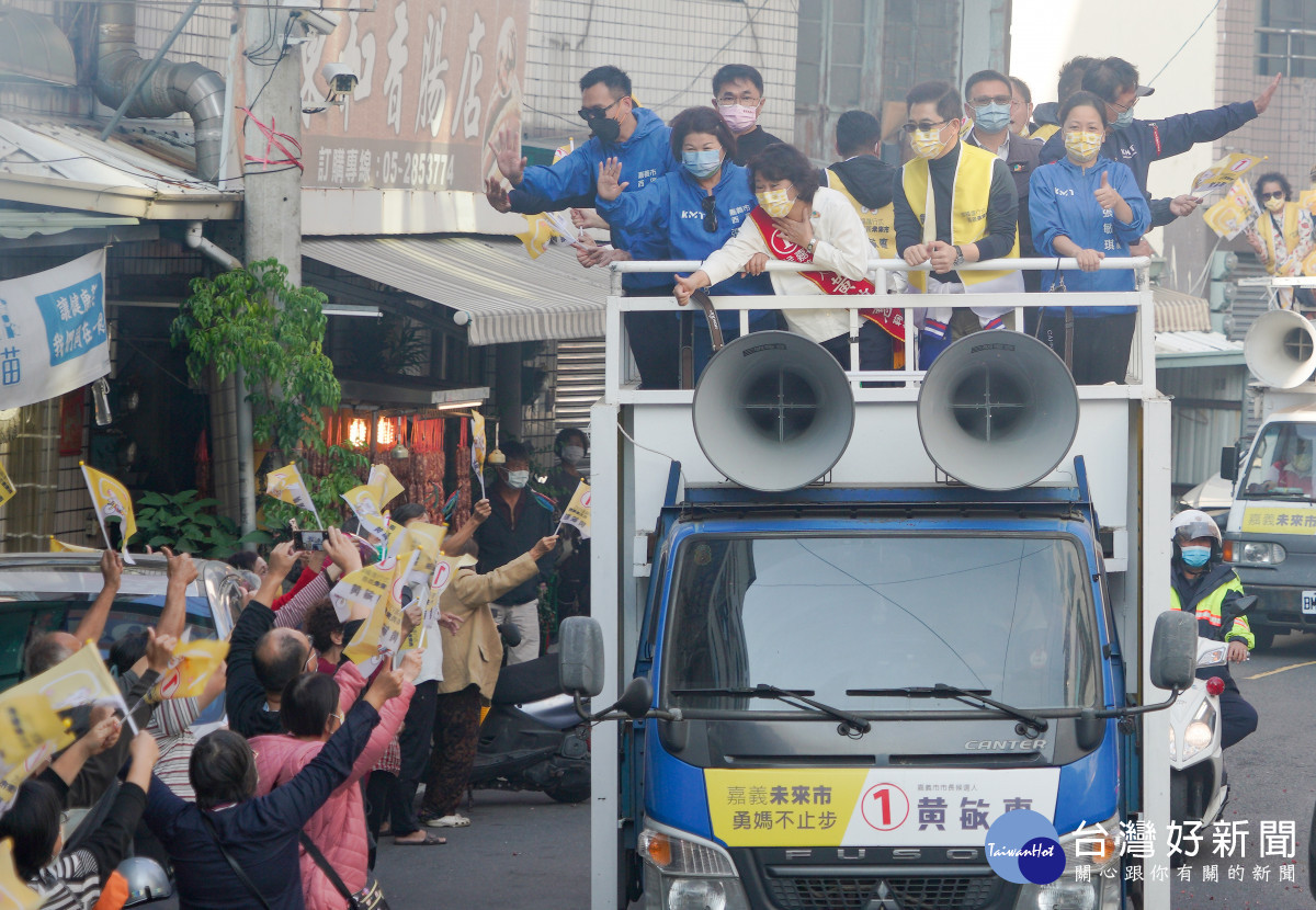 嘉義市長候選人黃敏惠進行車隊掃街,沿途受到鄉親熱烈歡迎/陳致愷翻攝