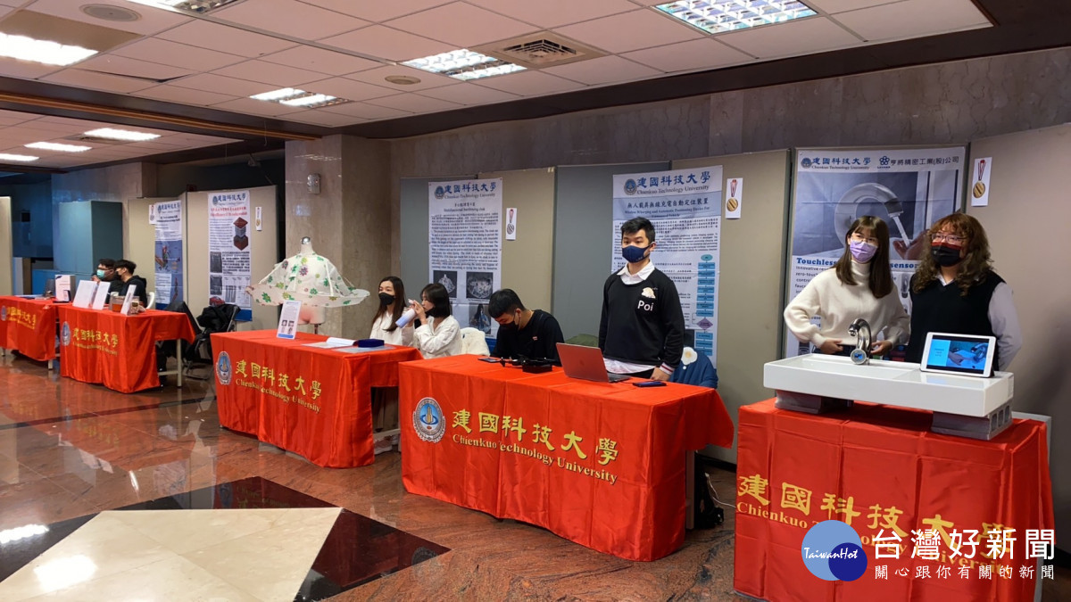 建國科大在「2022高雄KIDE國際發明暨設計展」大放異彩,參賽作品大獲全勝,榮獲8金、5銀、2銅,其中更榮獲大會特別獎與柬埔寨特別獎,參賽作品即日起在該校圖文大樓二樓展出一週。圖/記者鄧富珍攝