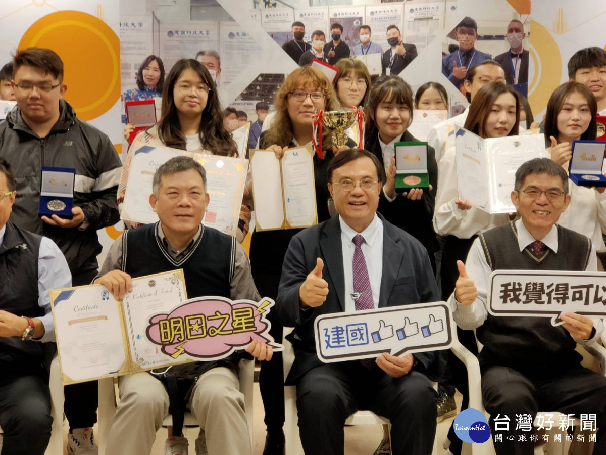 建國科大在「2022高雄KIDE國際發明暨設計展」大放異彩,參賽作品大獲全勝。圖/記者鄧富珍攝