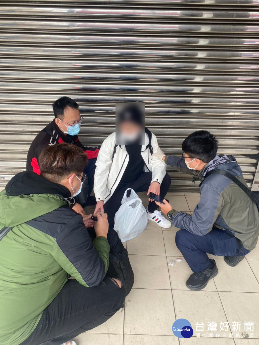 詐欺通緝又持毒，平鎮警埋伏緝獲移送法辦。