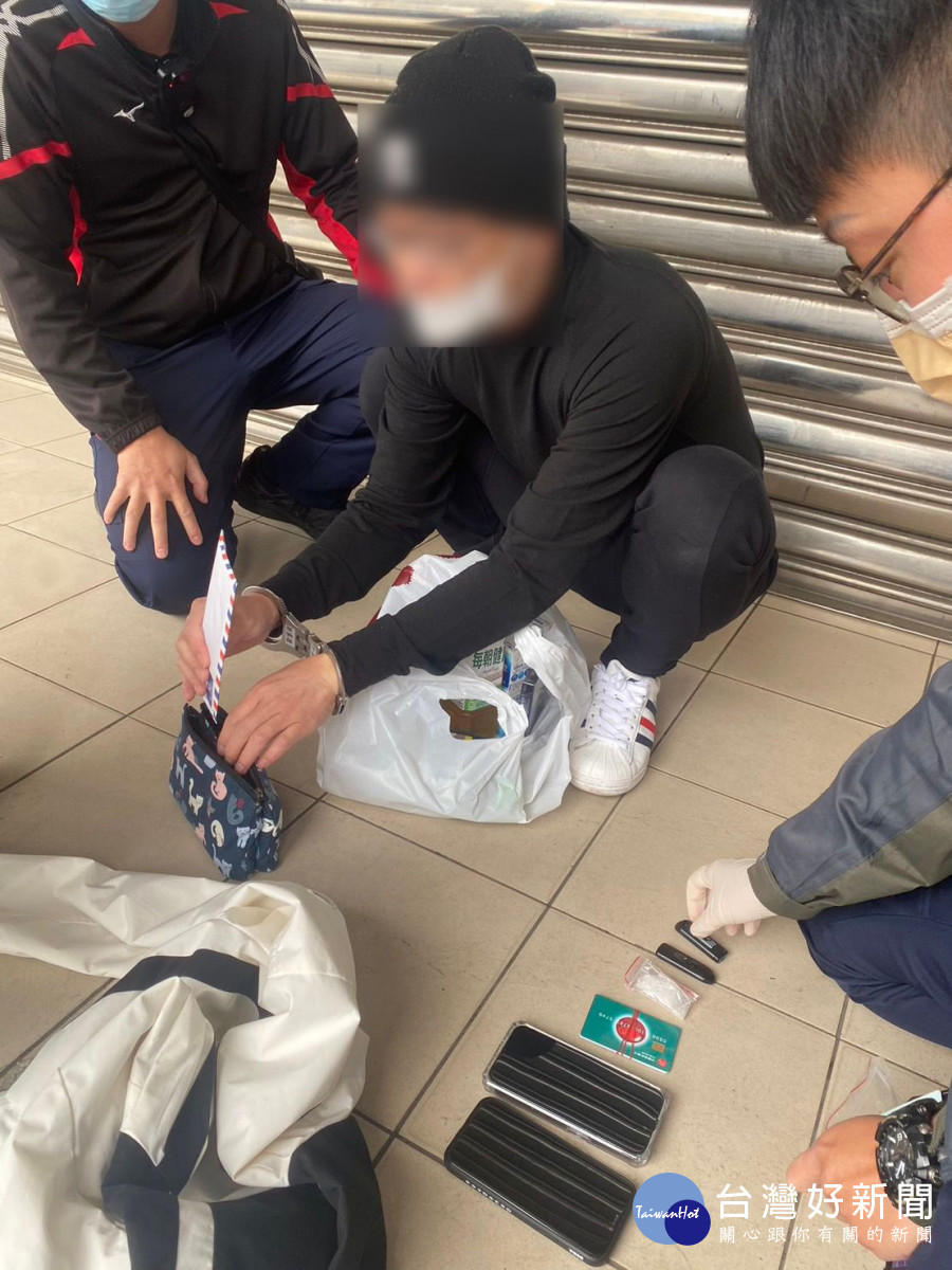 詐欺通緝又持毒,平鎮警埋伏緝獲移送法辦。