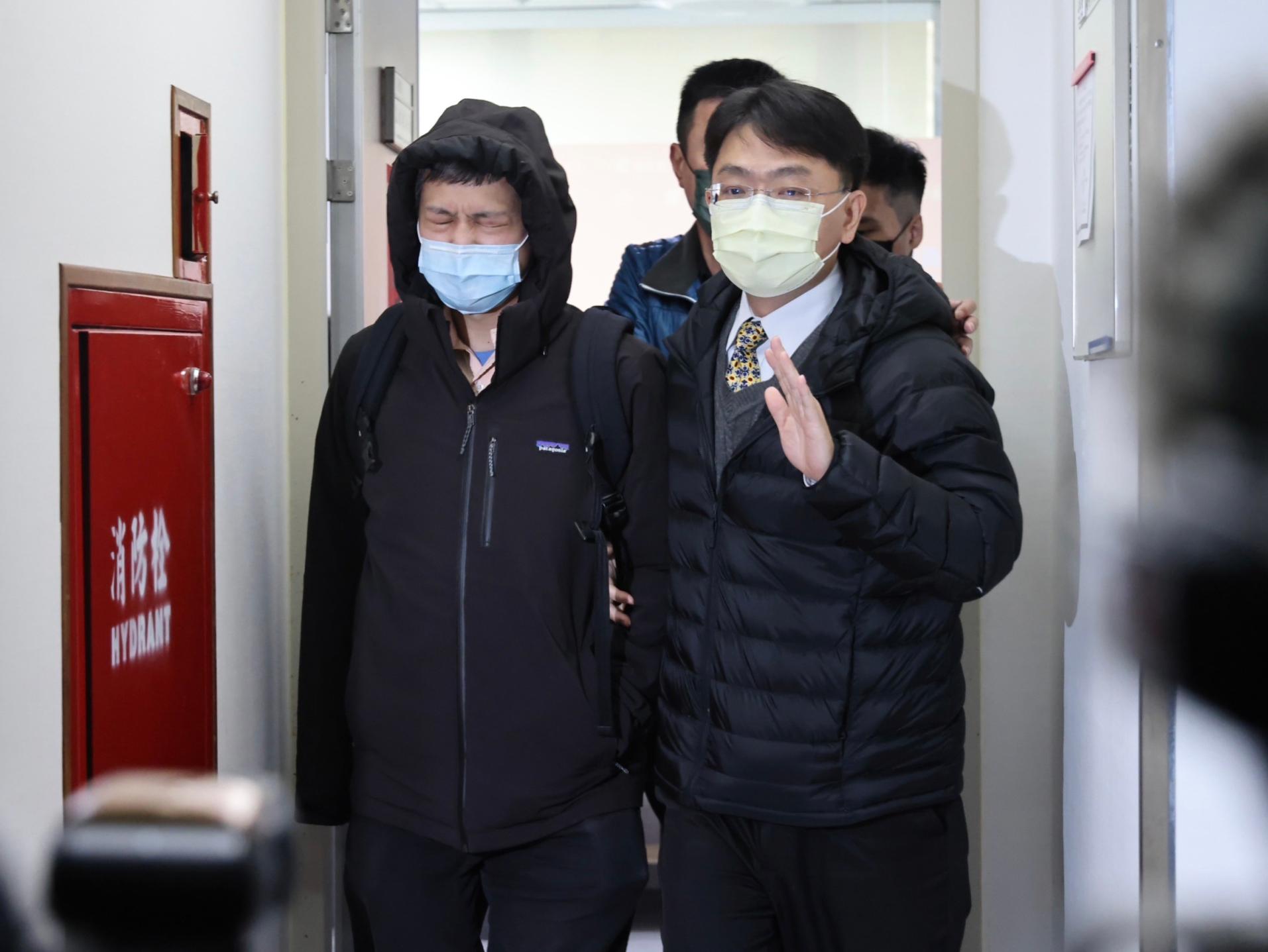 檢調大動作搜索高虹安國會辦公室,高辦主任陳奐宇(左)被幹員帶走。
