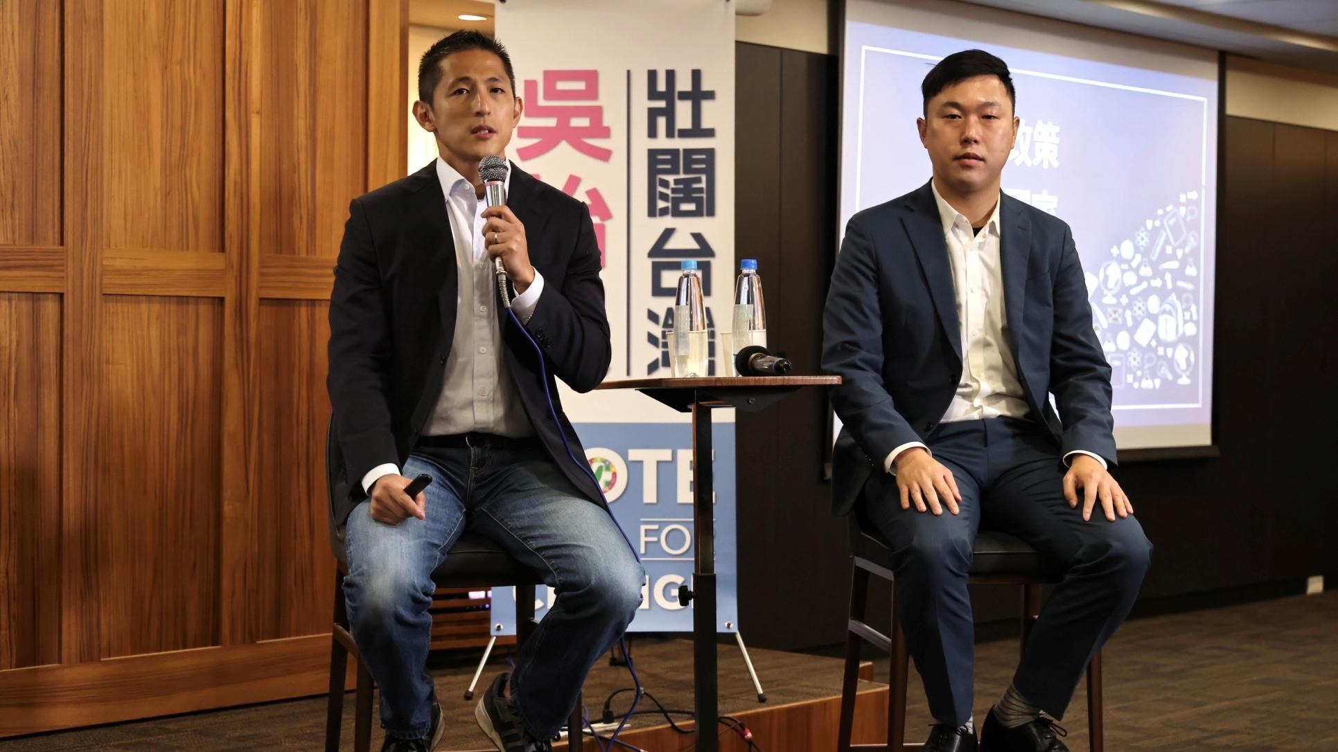 李問(右)今陪同民進黨北市立委補選參選人吳怡農召開政見記者會。林啟弘攝