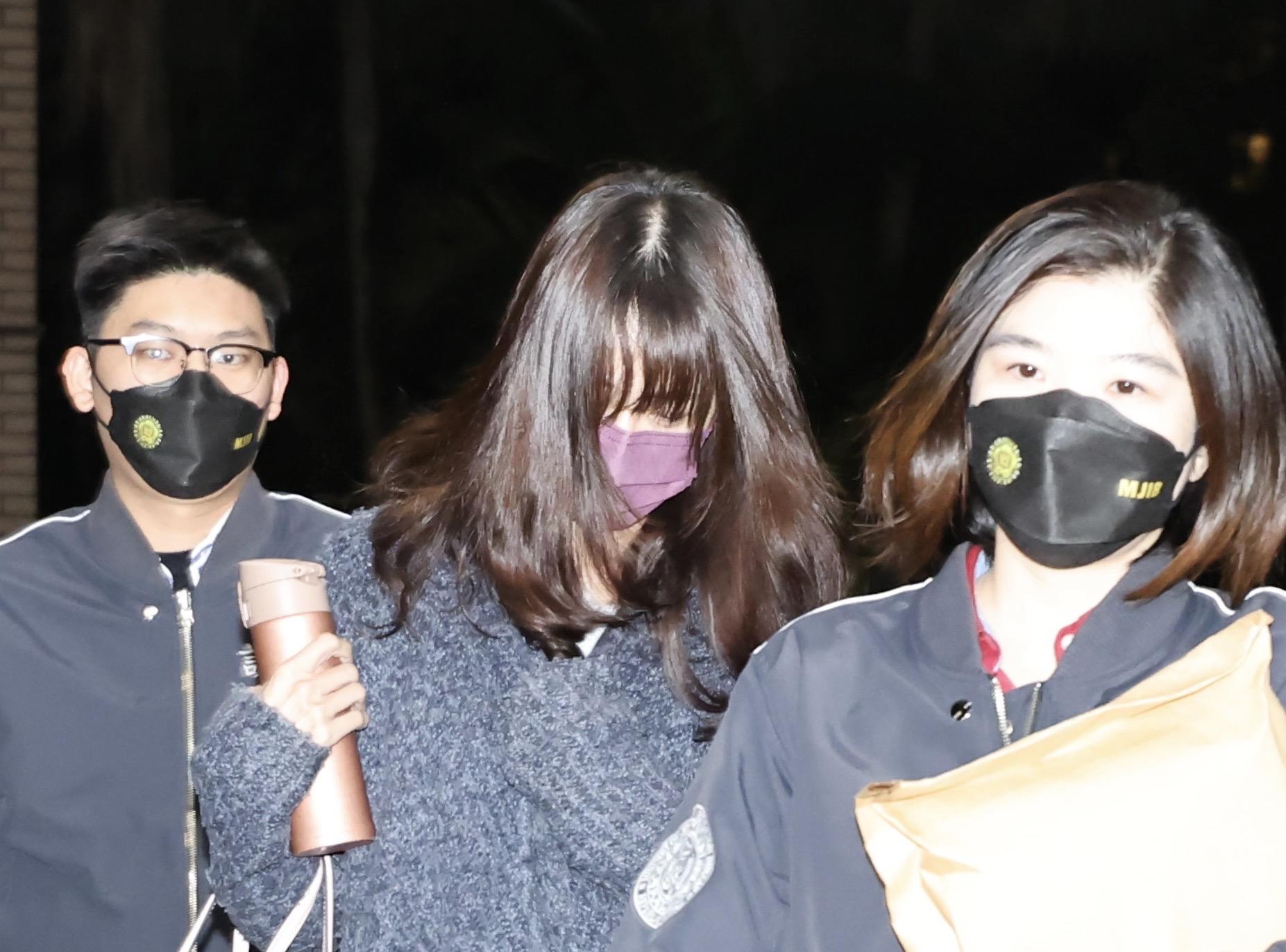高虹安臉書小編、台大十三妹的王郁文(中),晚上移往北檢複訊