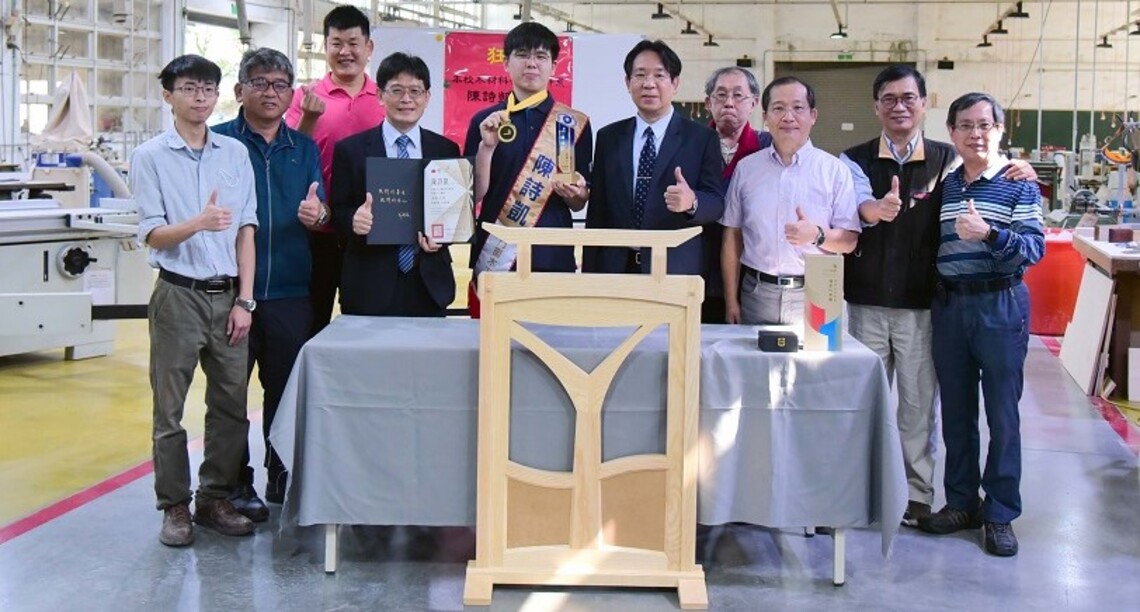 屏科大木設系陳詩凱同學代表台灣    獲得2022國際技能競賽門窗木工職類金牌