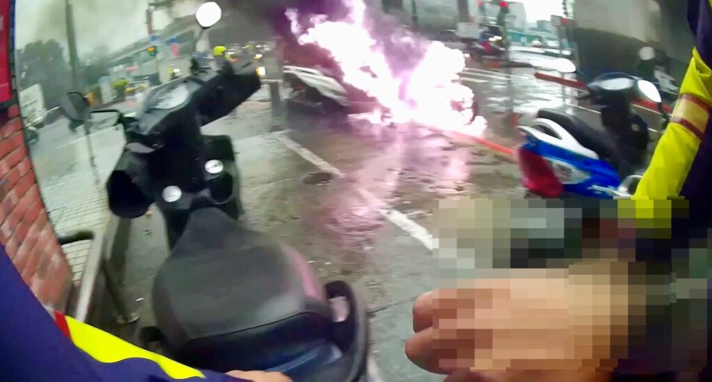 臺北市保安警察大隊員警逐一移開緊鄰機車製造防火空間，使火勢不再蔓延。