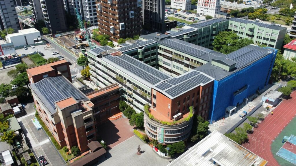星生能源位於新北頭前國中的學校太陽能專案(746kWp)