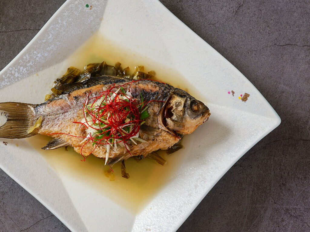 遊子思鄉菜的「潮式酸菜鯽魚」肉鮮汁清味醇,每份280元+10%。(圖/「潮品集‧潮坊」提供)