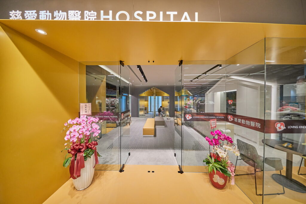 東森廣場設置「東森寵物」門市，並提供寵物美容服務，而且旁邊就是慈愛動物醫院，對寵物飼主來說，買東西、寵物洗澡、看診，功能三合一，十分方便。