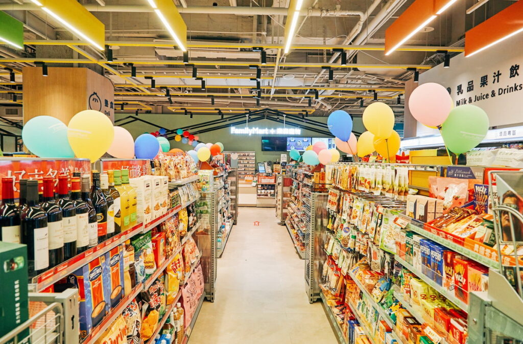 「東森廣場」匯集了大台北地區最優質的美食餐廳，例如知名的港點星級餐廳「點8號」，每日現做、現點現蒸的港式點心，物美價廉，非常受到小資族的好評。
