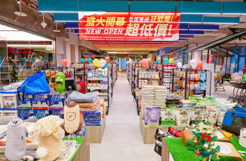 「東森廣場」匯集了大台北地區最優質的美食餐廳，例如知名的港點星級餐廳「點8號」，每日現做、現點現蒸的港式點心，物美價廉，非常受到小資族的好評。