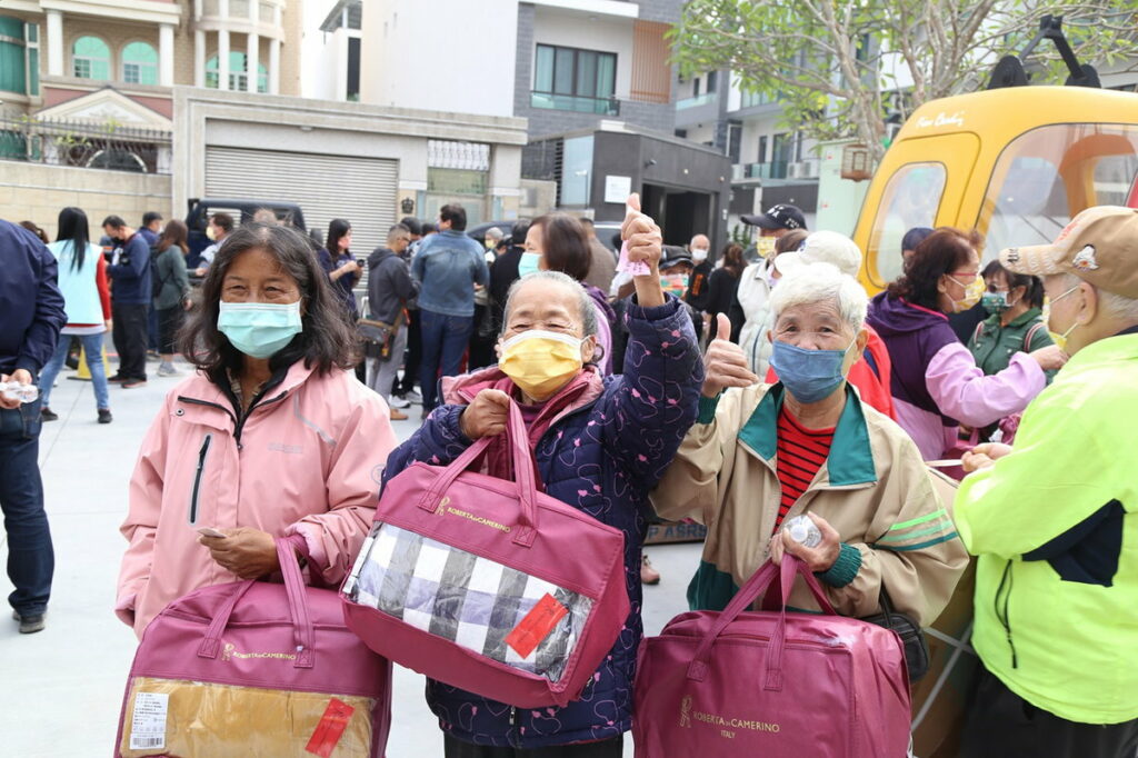 里長協助發放暖心棉被