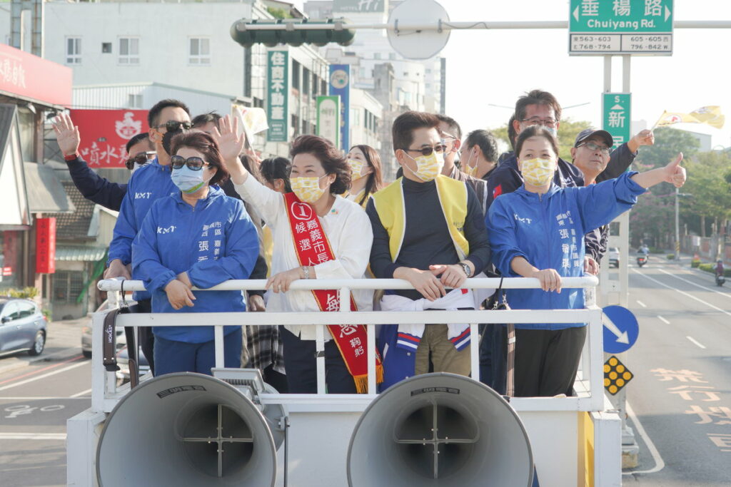 黃敏惠與盧秀燕合體車掃