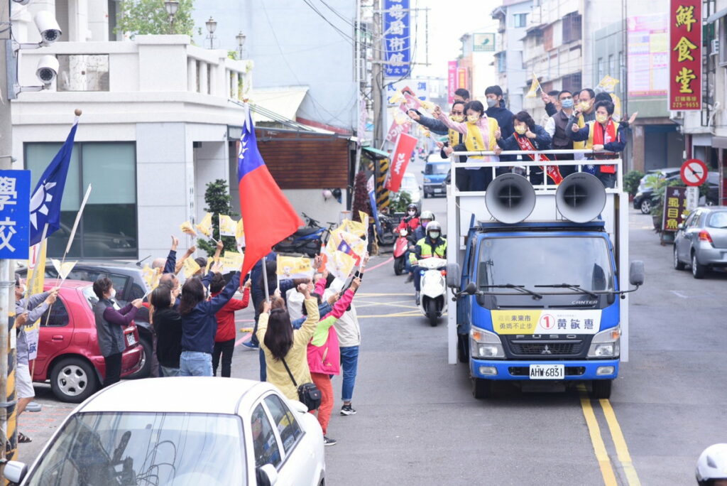 今（15）日早上也邀來兩位嘉義的女兒，溫玉霞立委及國民黨副秘書長王育敏前來陪同車掃