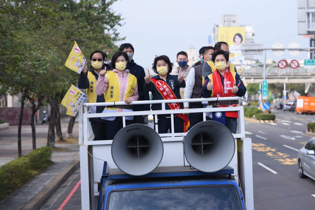 今（15）日早上也邀來兩位嘉義的女兒，溫玉霞立委及國民黨副秘書長王育敏前來陪同車掃